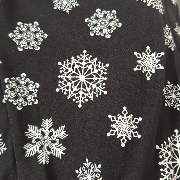 Pajama’s one piece Black with white snowflakes size XL - Picture 3 of 4